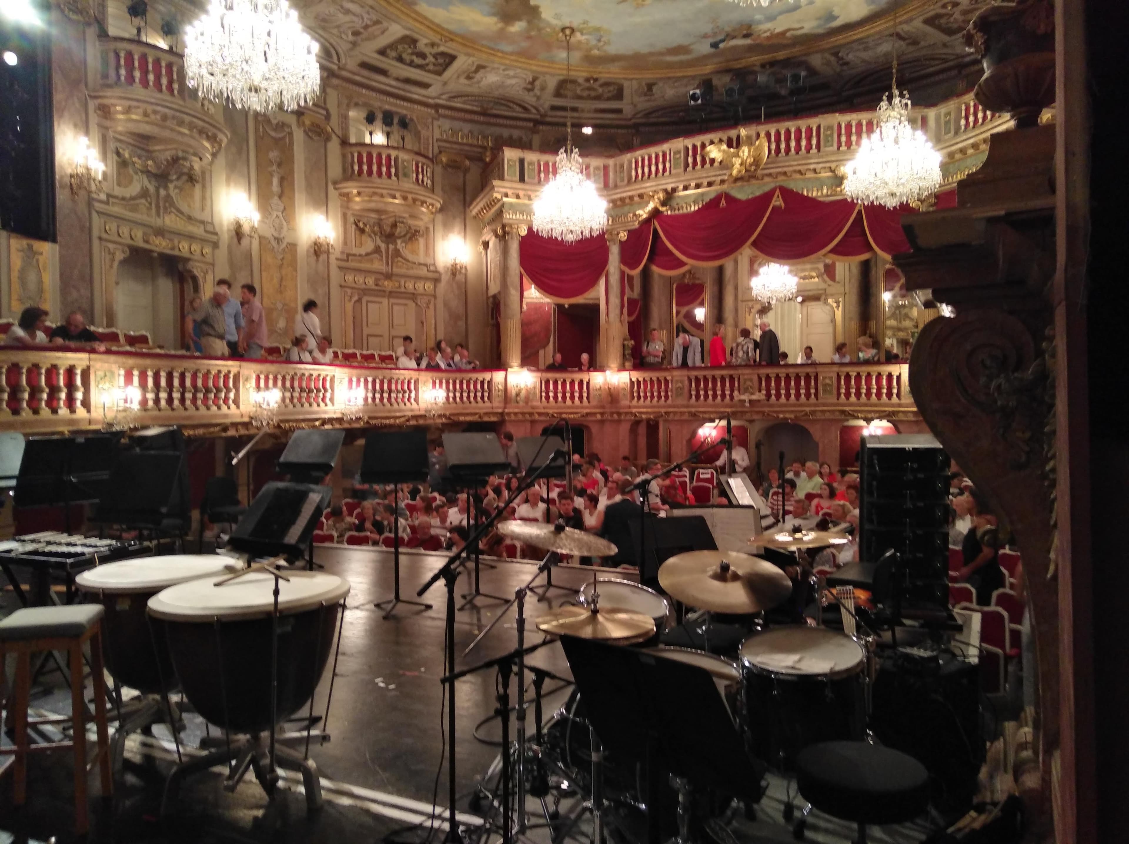 Live-Band Setup mit professioneller Bühnentechnik