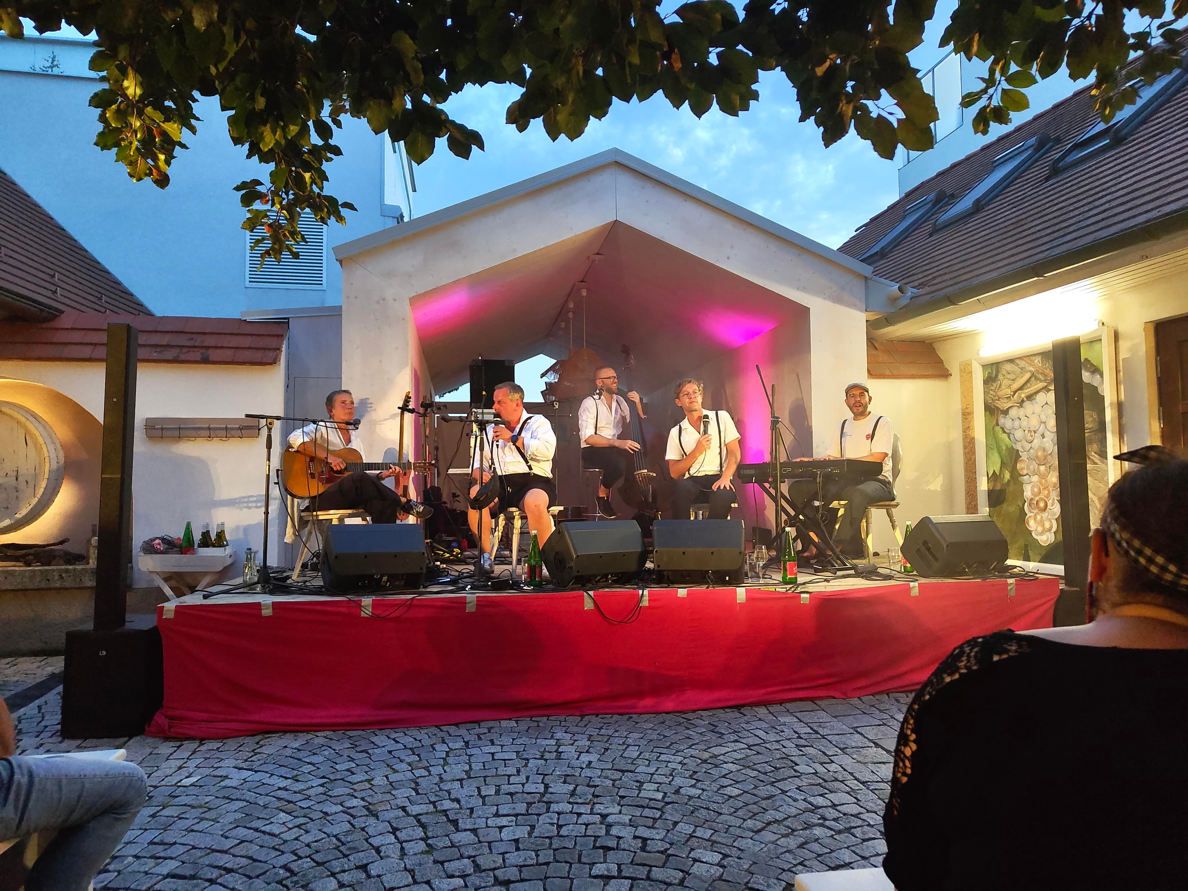 Buehne mit Beschallungstechnik und Lichtsetup bei Outdoor-Veranstaltung