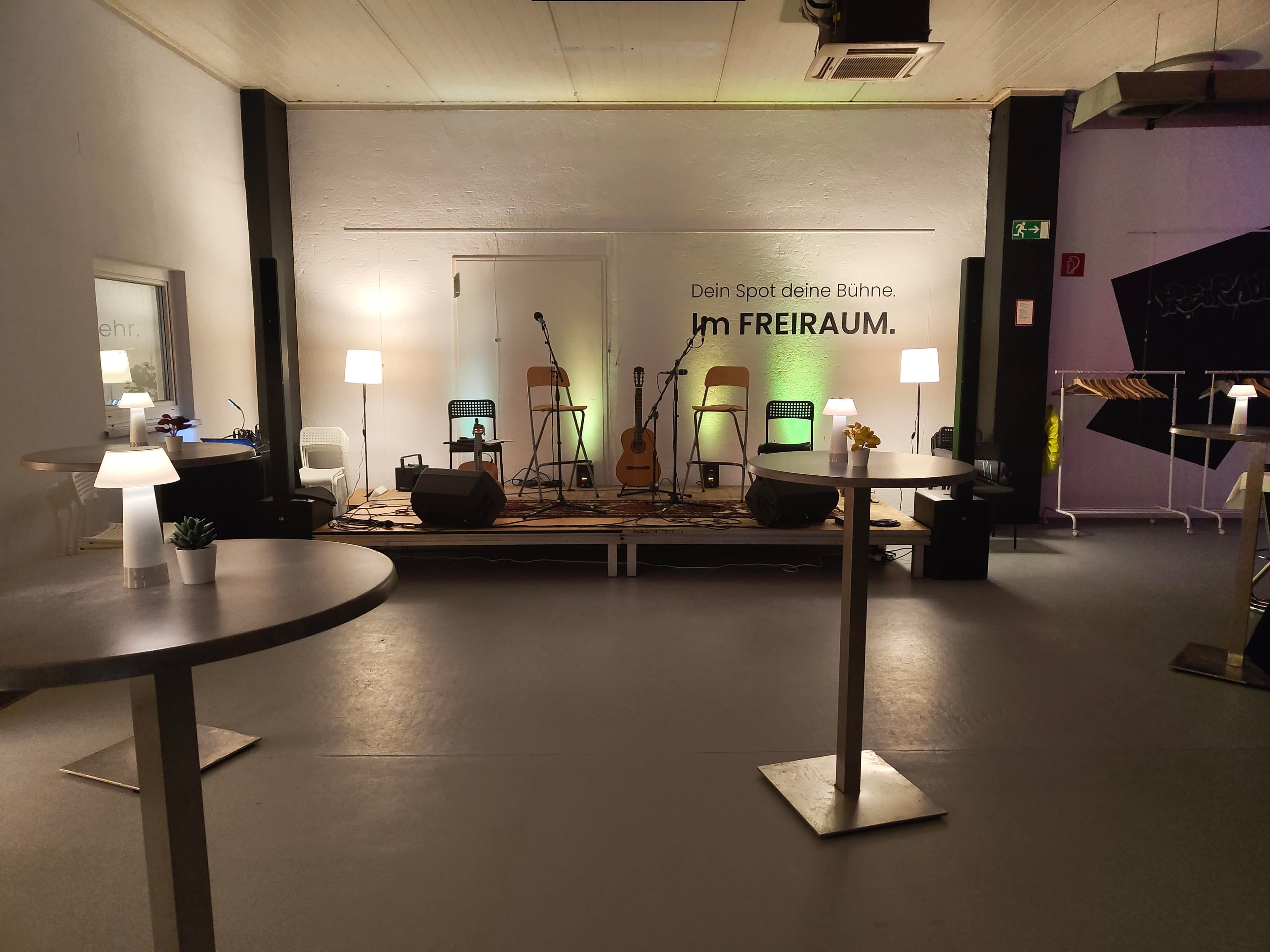 Kleine Eventbuehne mit Lautsprechern, Mikrofonen und Instrumenten