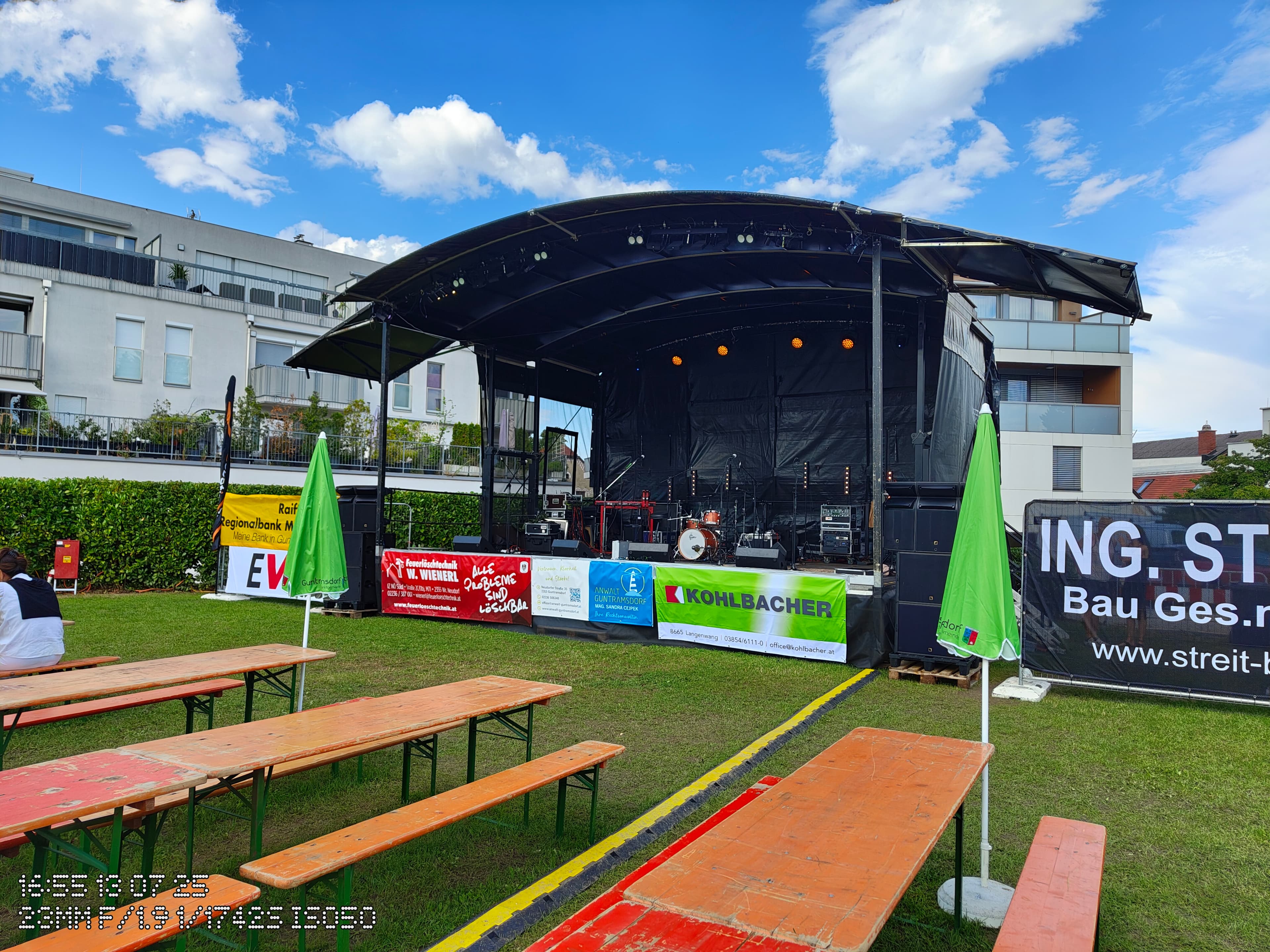 Open-Air-Buehne mit professioneller Ton- und Lichttechnik