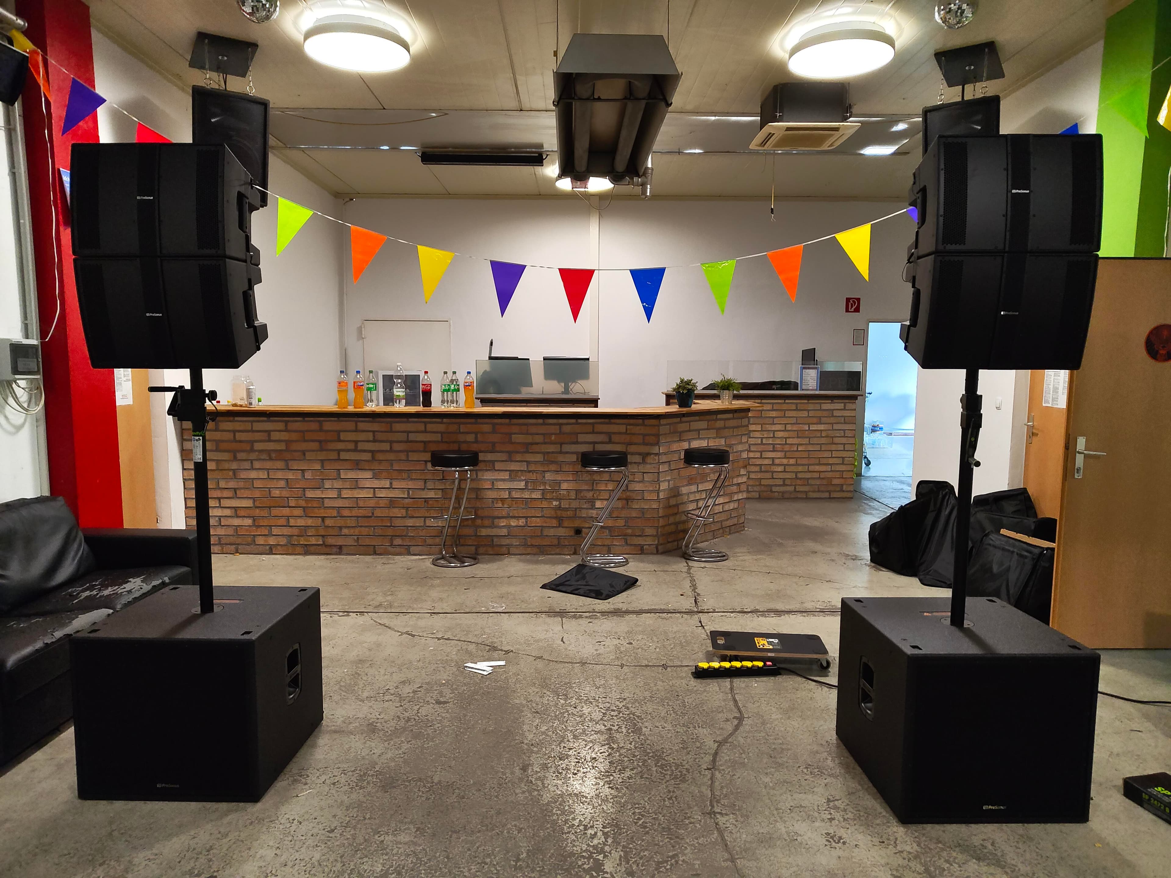 Professionelle Beschallungstechnik und Bühnenaufbau für Events