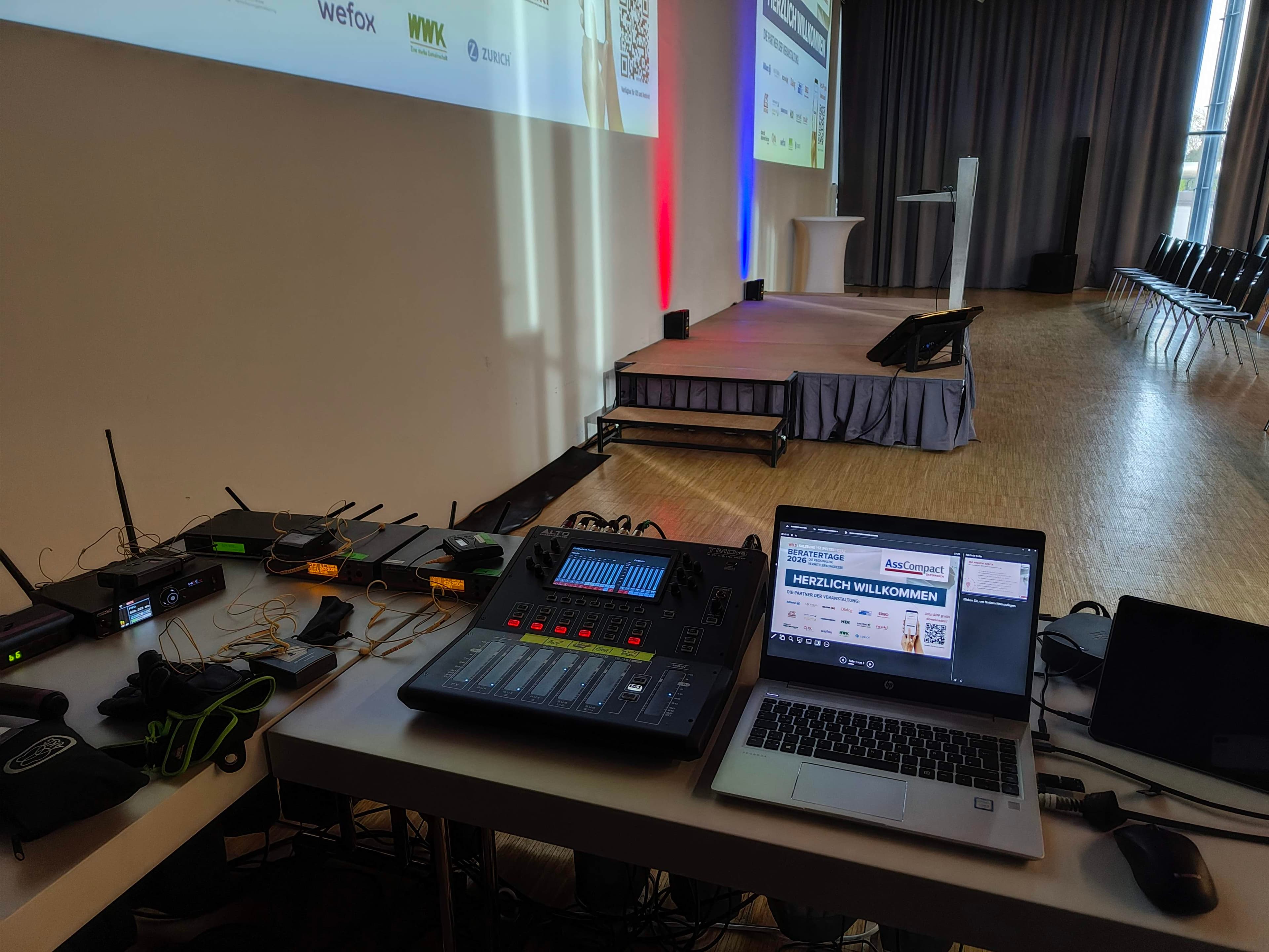 Technikregie mit Licht- und Tontechnik bei Konferenzveranstaltung